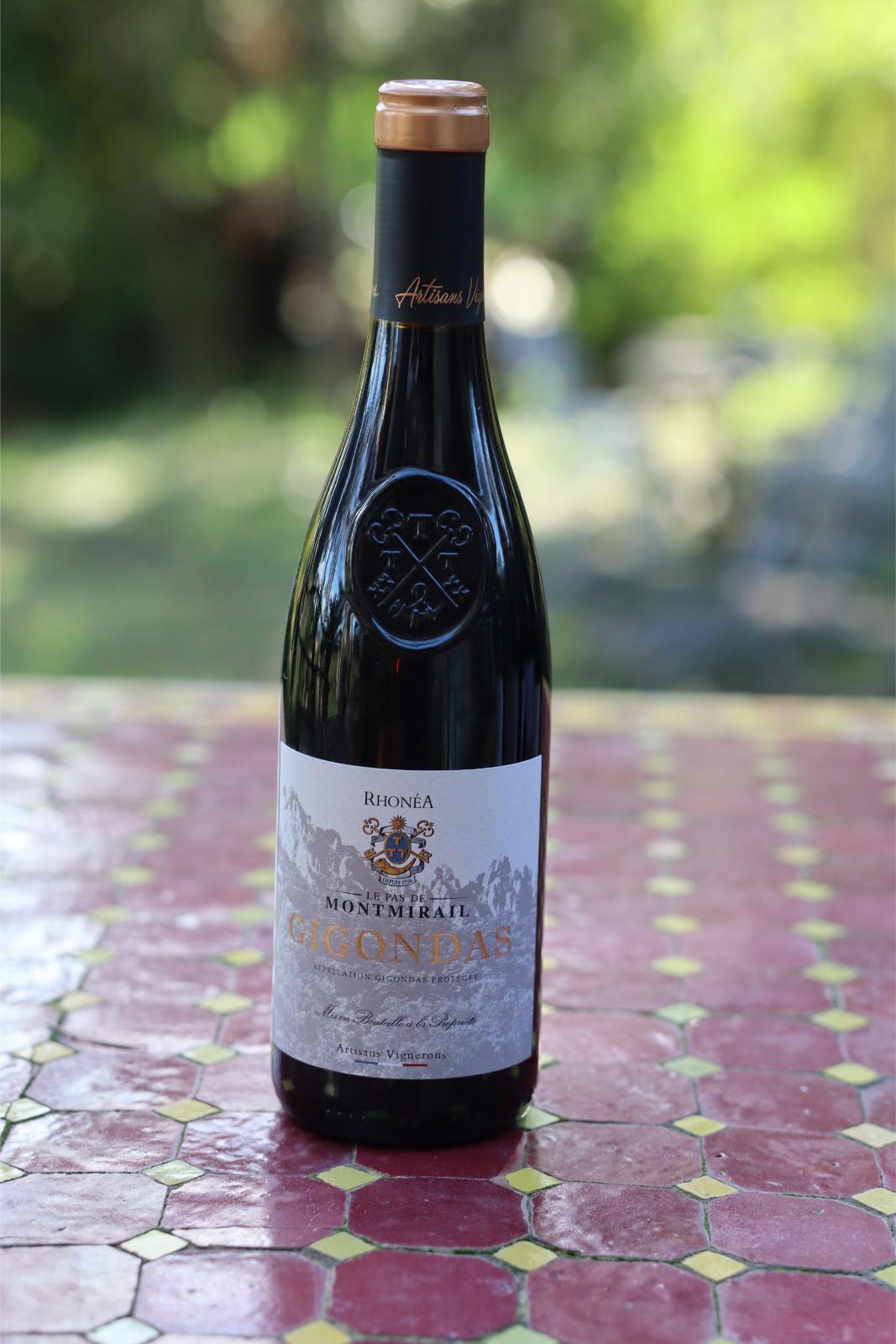 Similar form to the bottle with the coat of arms